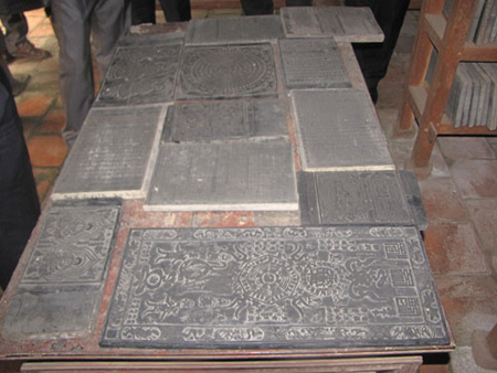 Cận cảnh những mộc bản kinh Phật khắc trên gỗ thị ở chùa Bổ Đà vừa được xác lập kỷ lục.
